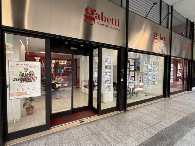 L'ingresso e la vetrina dell'agenzia Gabetti di Bra in via Principi di Piemonte 47